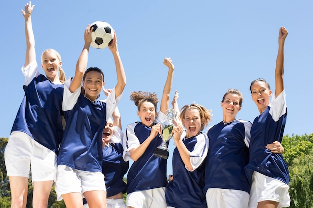 Bonitos jugadores de fútbol celebrando su victoria