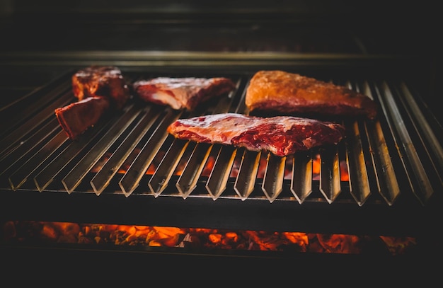 Bonitos trozos de ternera a la parrilla de carbón