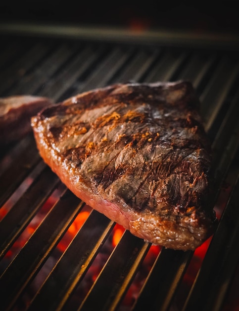 Bonitos trozos de ternera a la parrilla de carbón