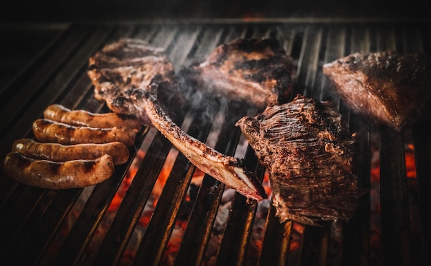 Bonitos trozos de ternera a la parrilla de carbón