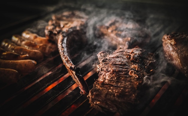 Bonitos trozos de ternera a la parrilla de carbón