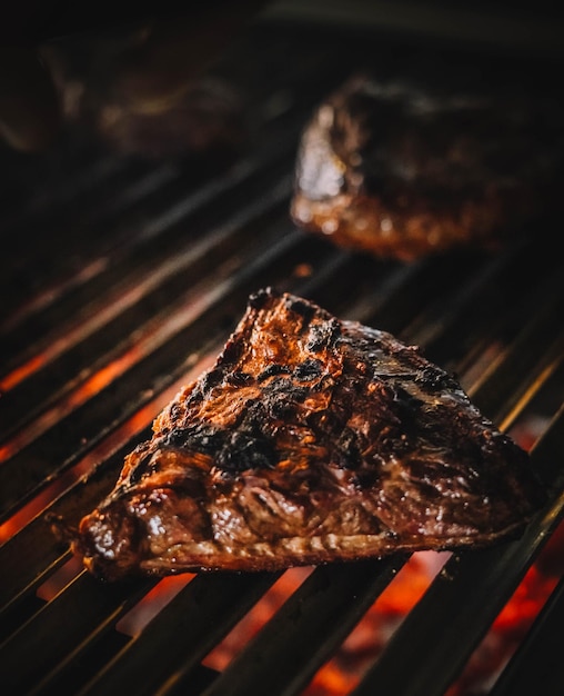 Bonitos trozos de ternera a la parrilla de carbón