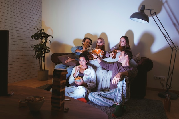 Foto bons amigos com uma noite de cinema