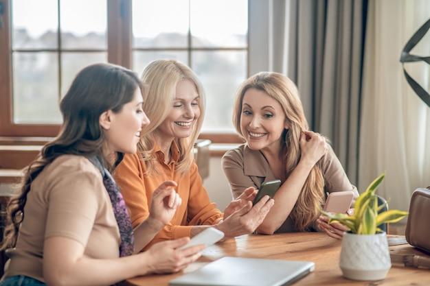 Bons momentos. Mulheres sorridentes, passando um tempo juntas e se sentindo maravilhosas