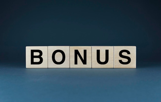 Bonus Cubes forman la palabra Bonus Amplio concepto de bonificación como regalo y dinero