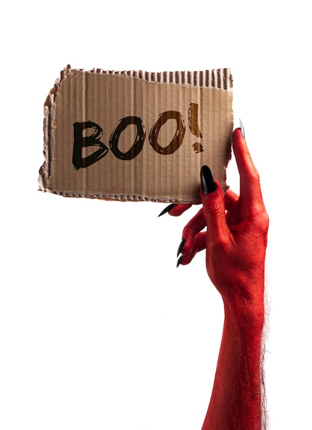 Boo roter Teufel oder Zombie-Monsterhand, die ein Halloween-Schild hält