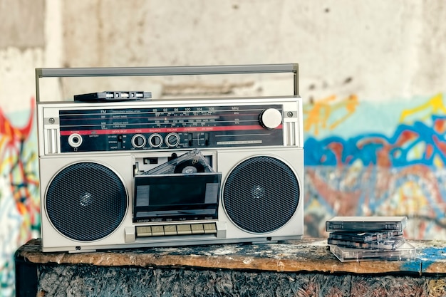 Boombox com muitos cassetes em um grunge