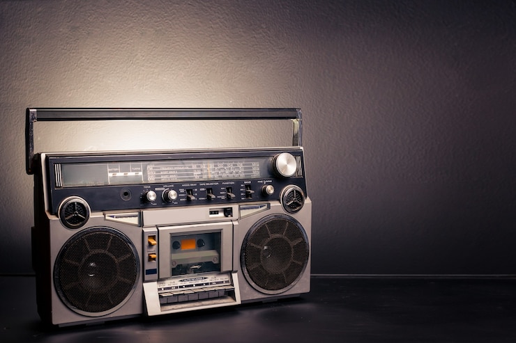 Foto boombox de rádio vintage em fundo escuro