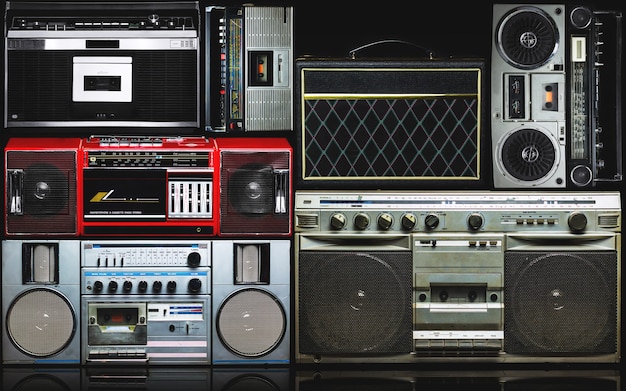 Boombox de radio vintage sobre fondo oscuro