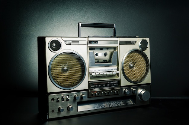 Boombox de radio vintage sobre fondo oscuro