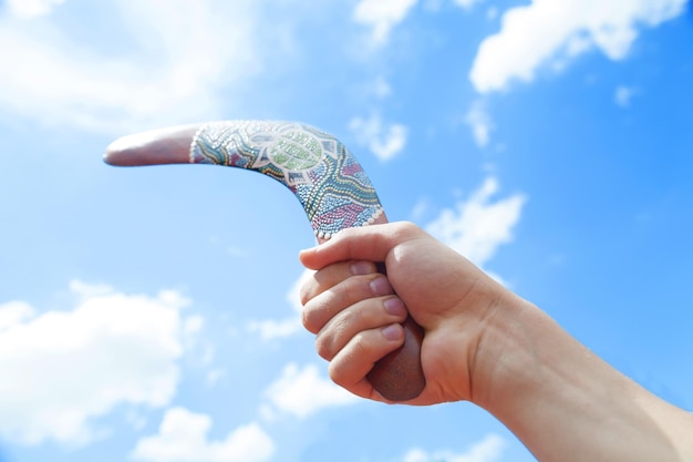 Boomerang de madera con cielo azul y fondo de nubes