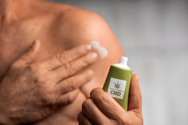 Boomers, die CBD-Öl und -creme zur Behandlung von Körperschmerzen verwenden