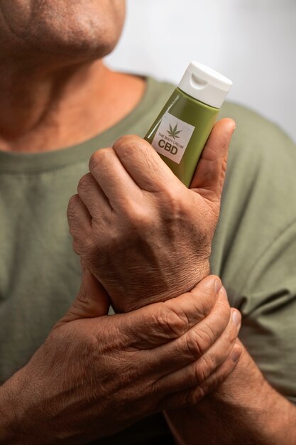 Boomers, die CBD-Öl und -creme zur Behandlung von Körperschmerzen verwenden
