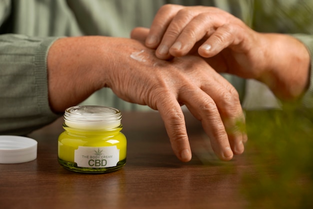 Foto boomers, die cbd-öl und -creme zur behandlung von körperschmerzen verwenden