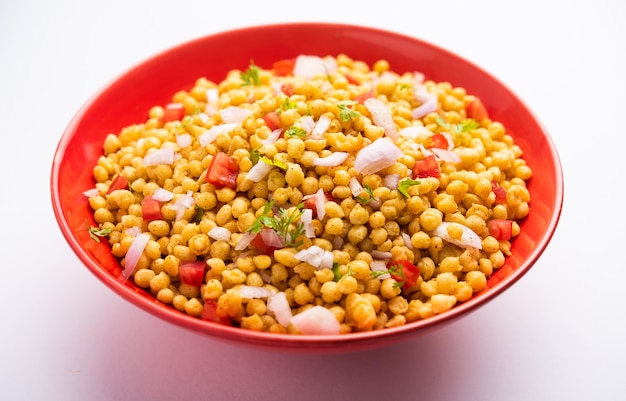 Boondi Chaat ou Bundi Bhel, um lanche popular de beira de estrada da Índia