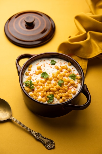 Boondi raita é uma variedade de acompanhamento do norte da índia feita com iogurte com especiarias e boondi ou bolinhos de farinha de grama fritos crocantes