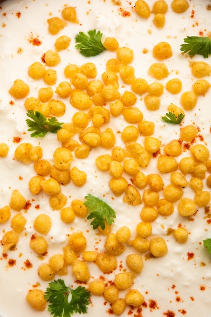 Boondi raita é uma variedade de acompanhamento do norte da Índia feita com iogurte com especiarias e boondi ou bolinhos de farinha de grama fritos crocantes