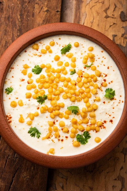 Boondi raita es una variedad de guarnición del norte de la India hecha con yogur con especias y boondi o bolas de harina de garbanzo fritas crujientes