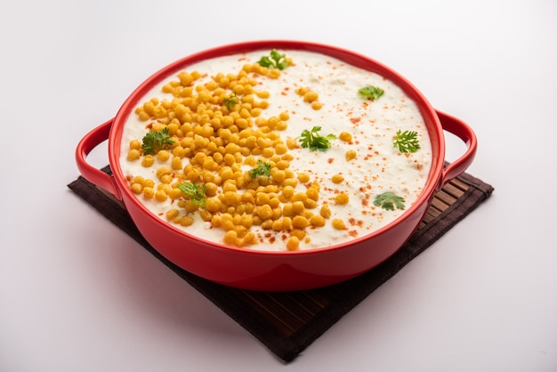 Boondi raita es una variedad de guarnición del norte de la India hecha con yogur con especias y boondi o bolas de harina de garbanzo fritas crujientes