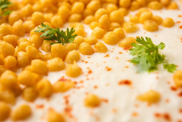 Boondi raita es una variedad de guarnición del norte de la India hecha con yogur con especias y boondi o bolas de harina de garbanzo fritas crujientes