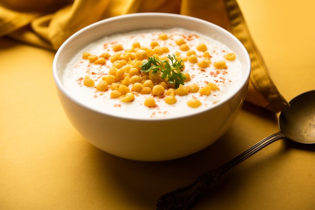 Boondi raita es una variedad de guarnición del norte de la India hecha con yogur con especias y boondi o bolas de harina de garbanzo fritas crujientes