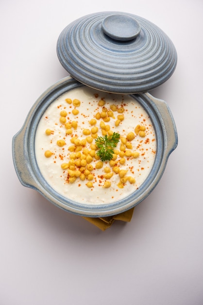 Boondi raita es una variedad de guarnición del norte de la India hecha con yogur con especias y boondi o bolas de harina de garbanzo fritas crujientes