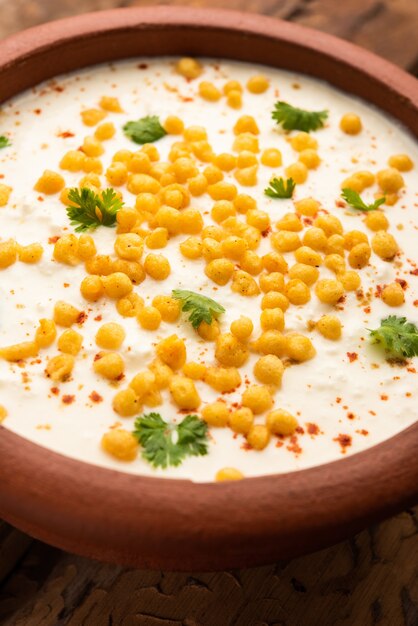 Boondi Raita ist eine nordindische Beilagensorte aus gewürztem Joghurt und Boondi oder knusprig frittierten Grammmehlbällchen