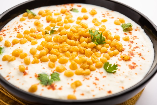 Boondi Raita ist eine nordindische Beilagensorte aus gewürztem Joghurt und Boondi oder knusprig frittierten Grammmehlbällchen