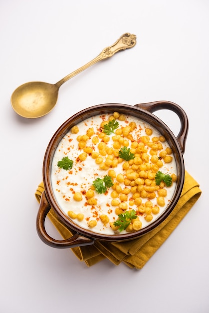 Boondi Raita ist eine nordindische Beilagensorte aus gewürztem Joghurt und Boondi oder knusprig frittierten Grammmehlbällchen