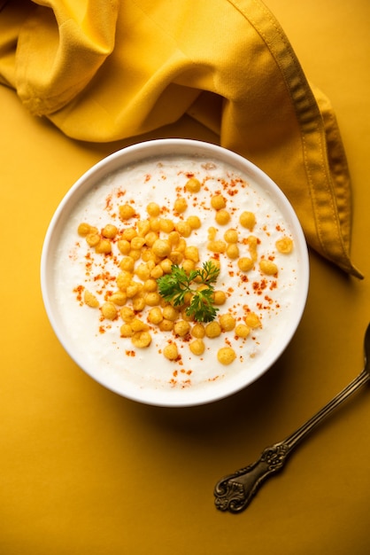 Boondi Raita ist eine nordindische Beilagensorte aus gewürztem Joghurt und Boondi oder knusprig frittierten Grammmehlbällchen