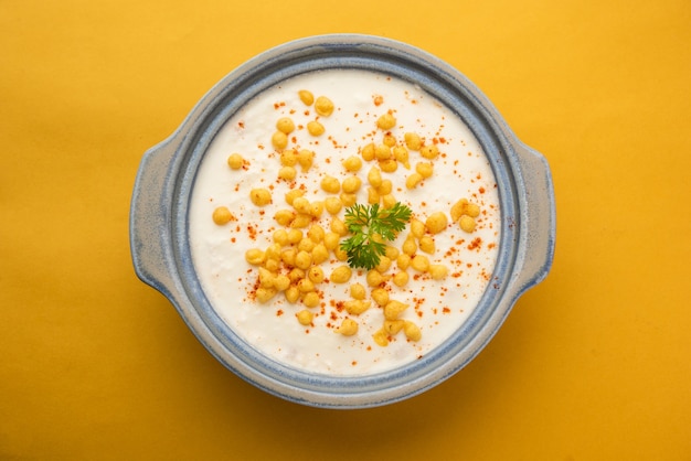 Boondi Raita ist eine nordindische Beilagensorte aus gewürztem Joghurt und Boondi oder knusprig frittierten Grammmehlbällchen