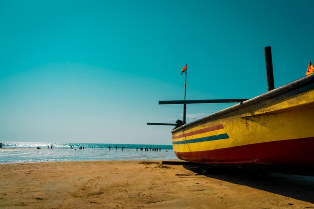 Boot am Strand gegen klaren blauen Himmel