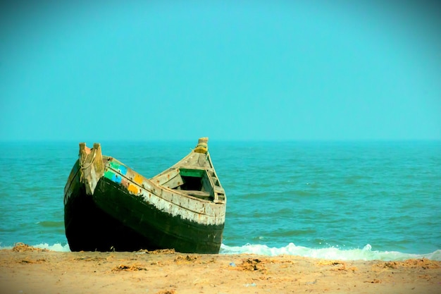 Boot am Strand isoliert