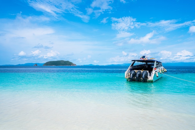 Foto boot am strand und sommerurlaub