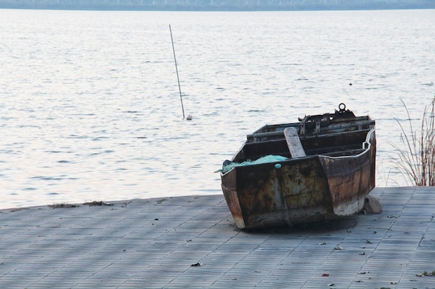 Foto boot am strand verankert