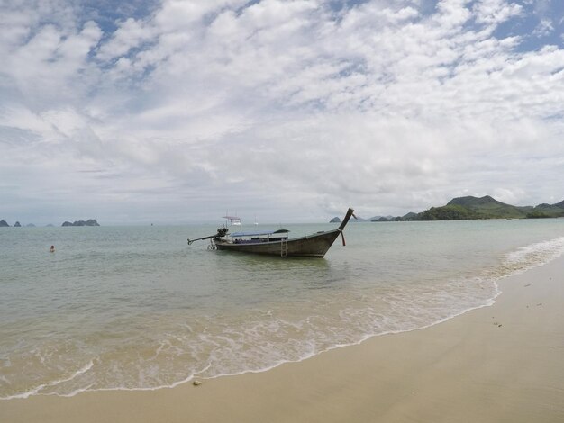 Foto boot am strand verankert