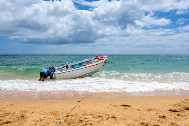 Boot am Strand von Carvoeiro an der Algarve zum Segeln vorbereitet