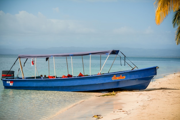 Boot am Strandufer, Bocas del Toro, Panama.