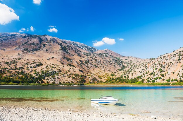 Boot an der Küste des Bergsees. Kournas-See, Insel Kreta, Griechenland.