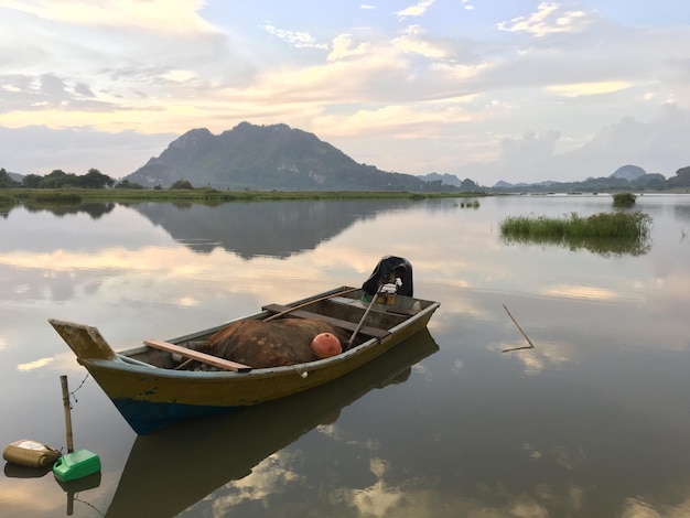 Boot an einem ruhigen See verankert