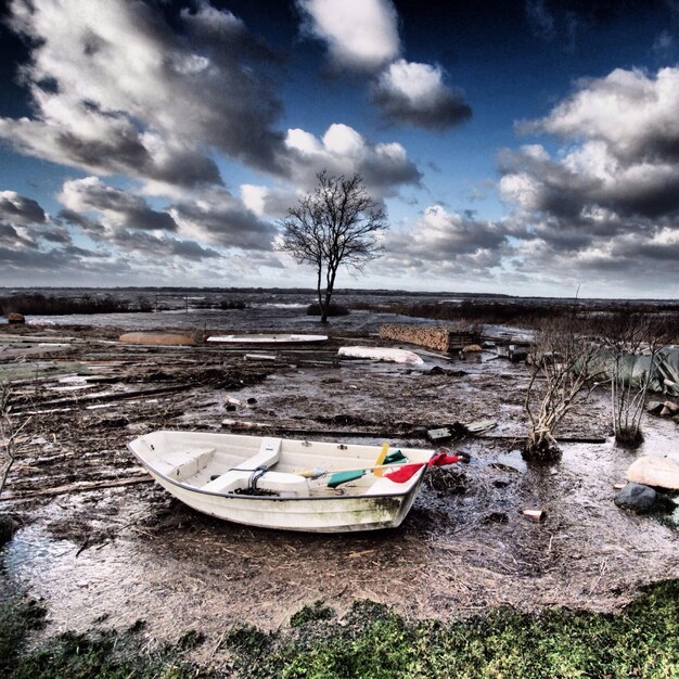 Foto boot an land gegen bewölkten himmel