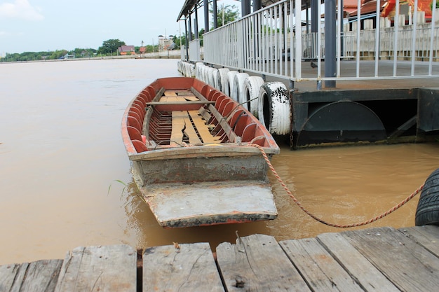 Foto boot an land verankert