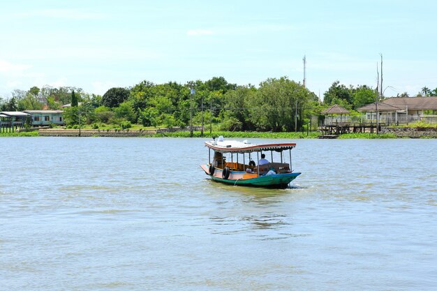 Boot auf Chao Phraya, Nonthaburi