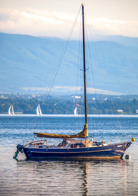 Boot auf dem Meer gegen Berg
