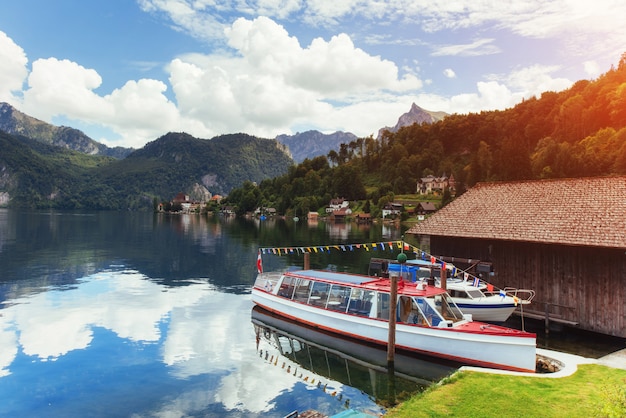 Boot auf einem See in Hallstatt. Österreich