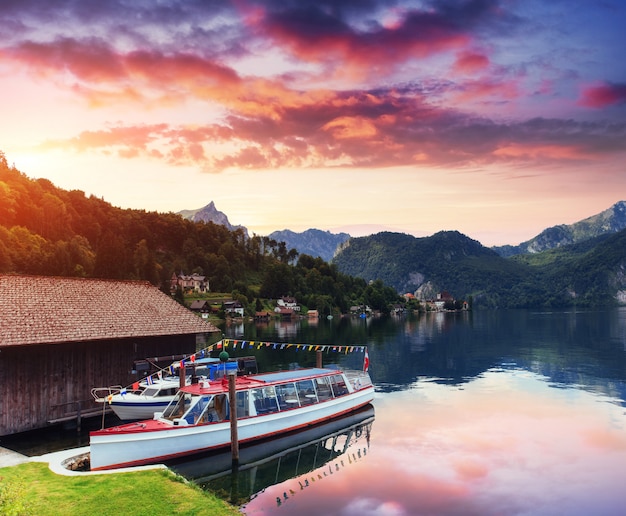 Boot auf einem See in Hallstatt Österreich