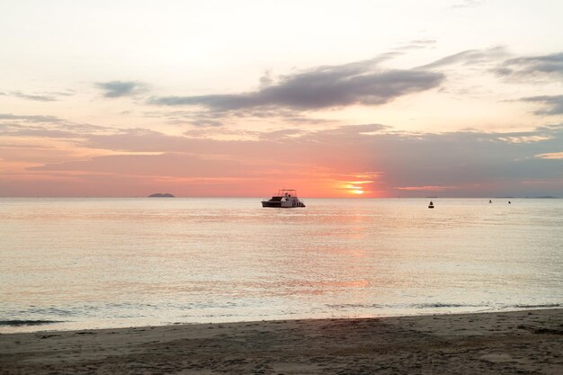 Boot auf Meer rosa Sonnenuntergang Hintergrund