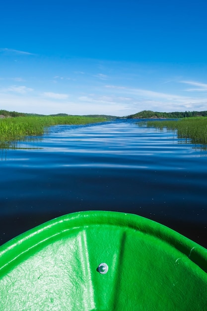 Boot auf sauberem blauem Wasser an sonnigen Sommertagen