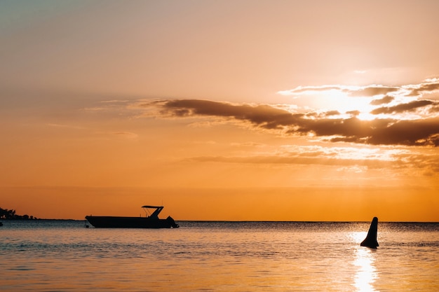 Boot bei Sonnenuntergang im Indischen Ozean vor der Küste von Mauritius.