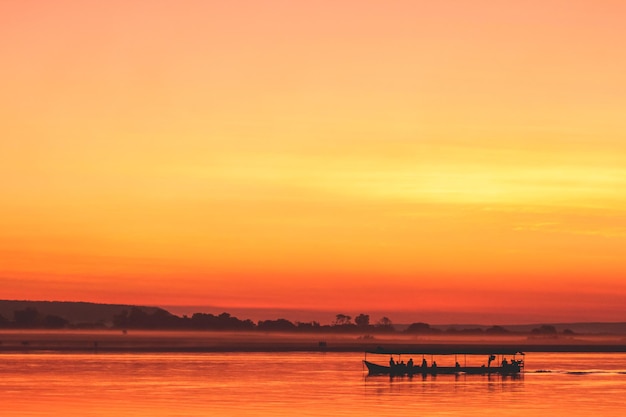 Boot bei Sonnenuntergang